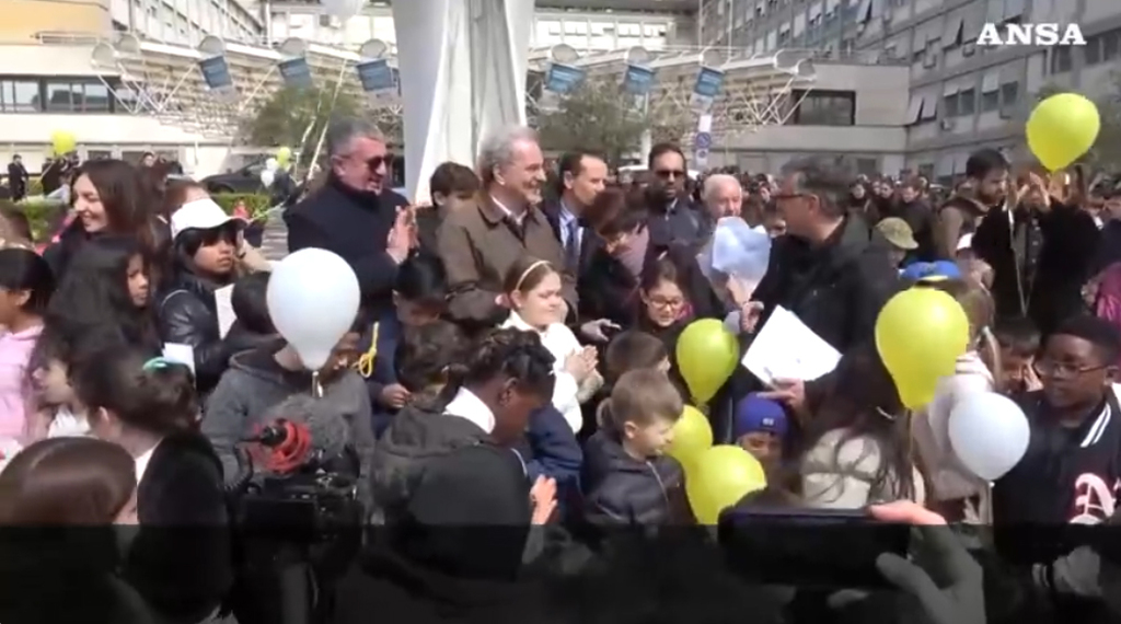 Children of the Schools of Peace pray for Pope Francis. A delegation at Gemelli Hospital on Sunday, March 16